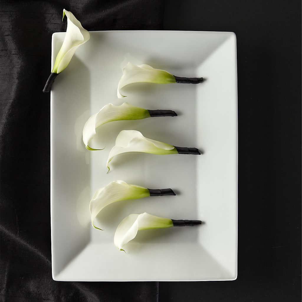 Calla Lily Promise Boutonniere – GIA'S GARDEN FLOWER SHOP INC, Bronx NY