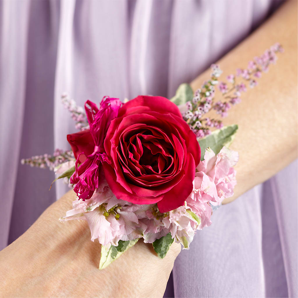 Rose Charm Corsage – GIA'S GARDEN FLOWER SHOP INC, Bronx NY