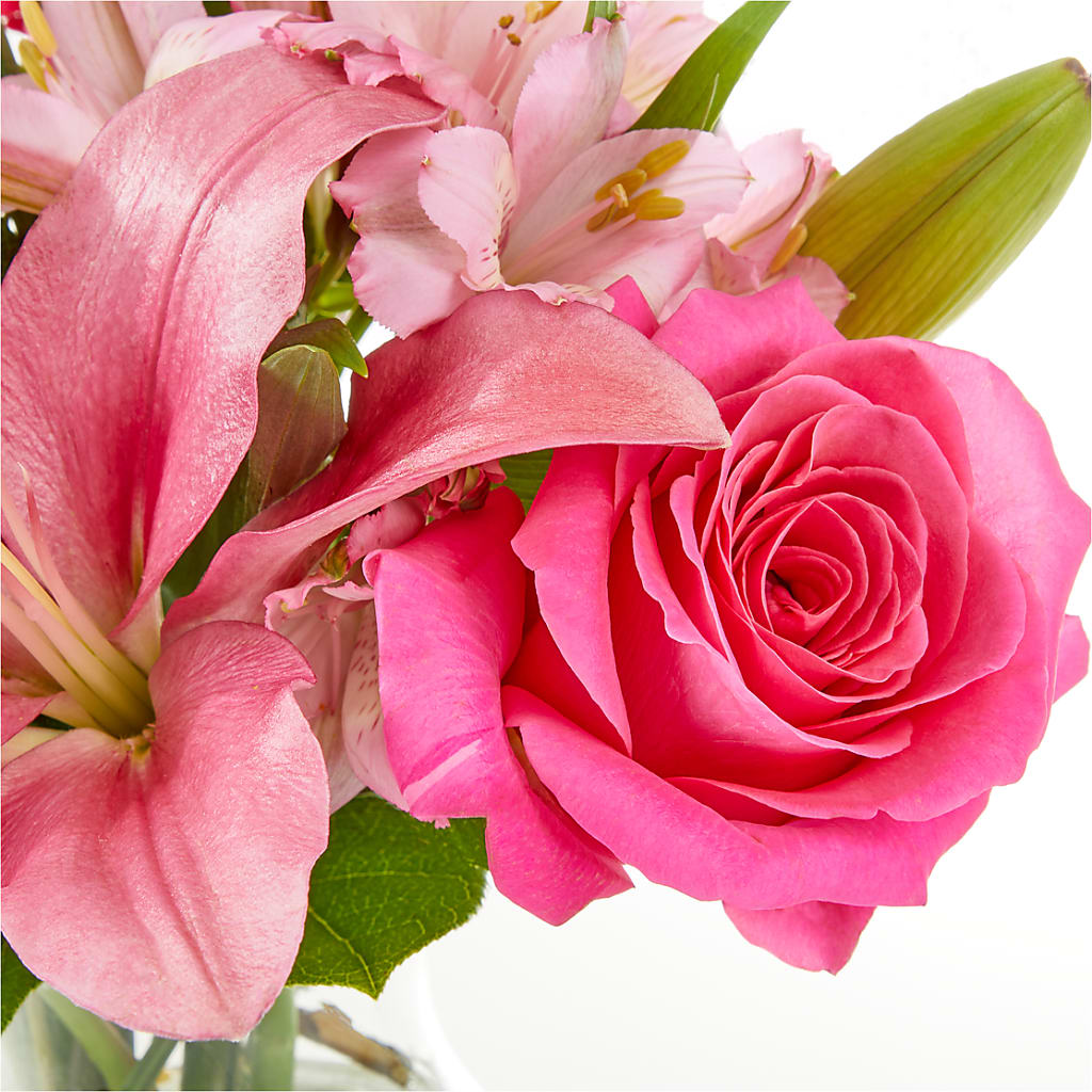 Lots of Love Bouquet – GIA'S GARDEN FLOWER SHOP INC, Bronx NY